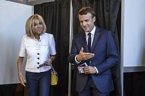 Prezident Emmanuel Macron s manželkou Brigitte odvolil dnes v Le Touquet na severu Francie.