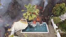 Horká láva přitéká do bazénu na španělském ostrově La Palma po erupci sopky Cumbre Vieja.