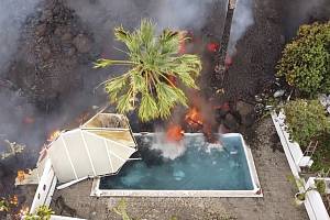 Horká láva přitéká do bazénu na španělském ostrově La Palma po erupci sopky Cumbre Vieja.