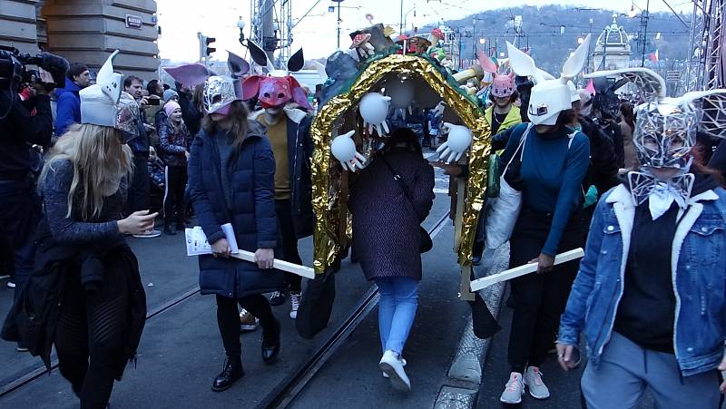 Lidé si v neděli 17. listopadu na pražské Národní třídě připomněli 30leté výročí sametové revoluce