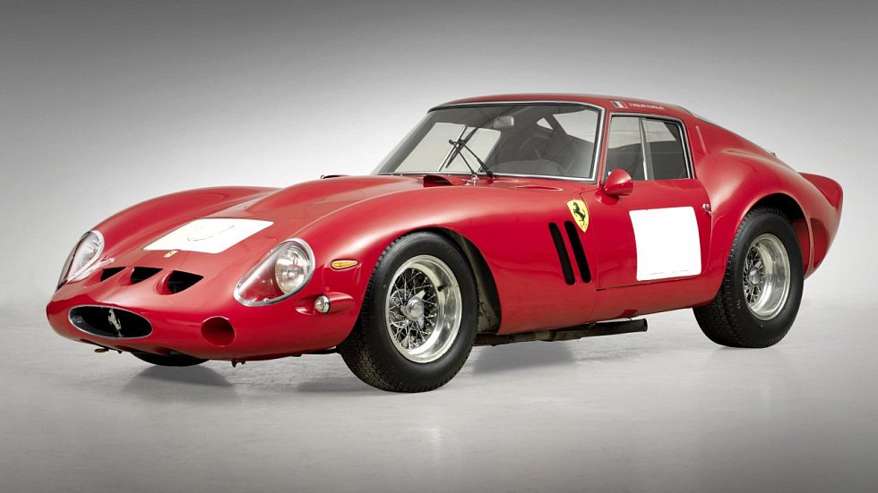 2. Ferrari 250 GTO z roku 1962. Tato homologační ikona patří k dlouhodobě nejvíce ceněným vozům. Je vzácné s pouhými 39 kusy, nádherné a dodnes má skoro mýtickou auru. V jednom soukromém prodeji padlo za 38,1 milionu dolarů (asi 870 milionů korun).