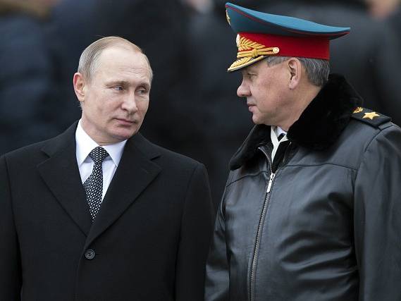 Vladimir Putin a ministr obrany Sergej Šojgu.