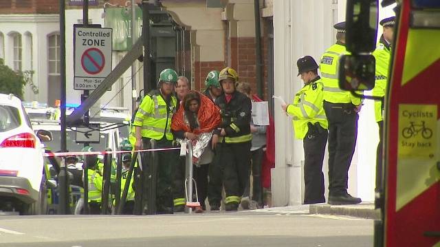 Po explozi v londýnském metru zůstalo na místě několik zraněných.