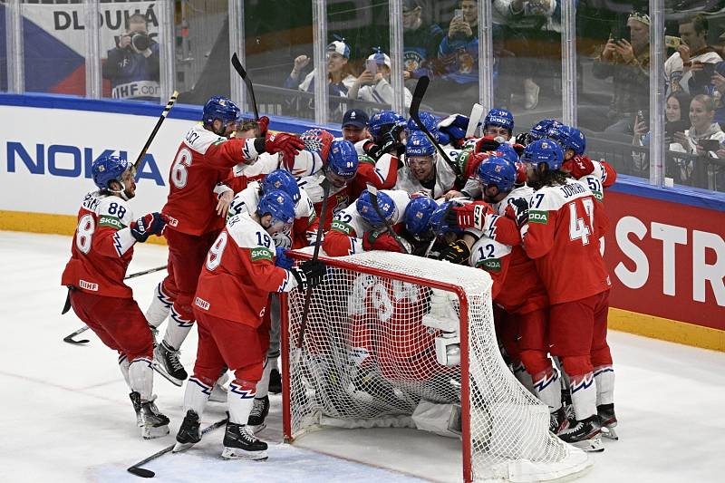 Čeští hokejisté slaví po deseti letech bronz.