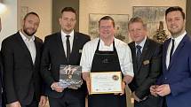 Petr Borák s kolegy přebírá ocenění 2 zlaté lvy pro nejlepší restauraci