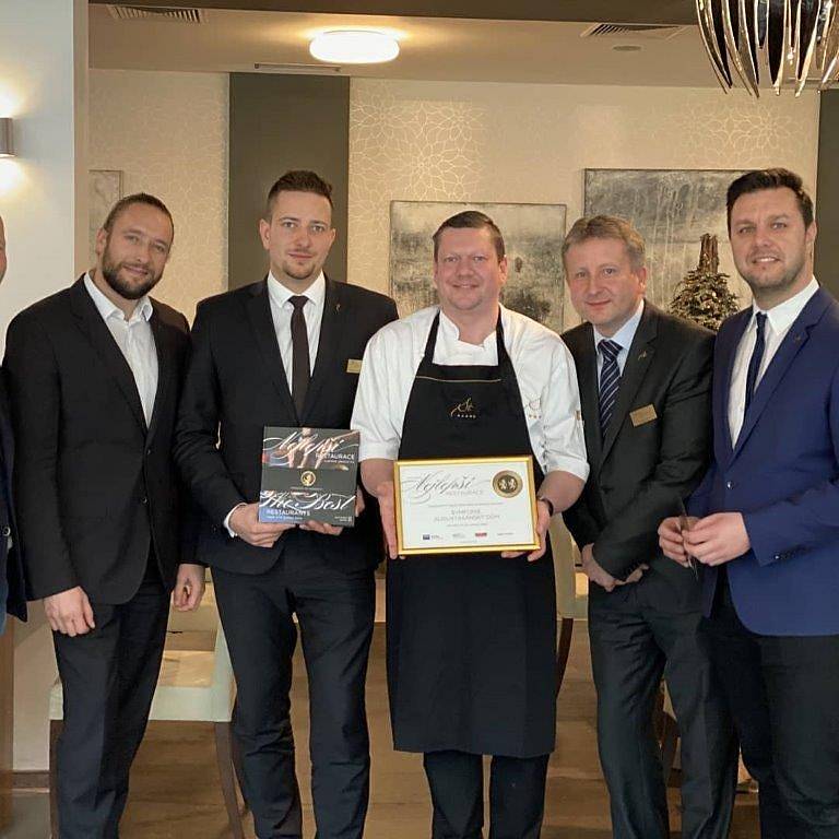 Petr Borák s kolegy přebírá ocenění 2 zlaté lvy pro nejlepší restauraci