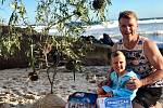 Petr Býma z Hodslavic postavil na australské pláži Bronte v Sydney vánoční stromeček pro malého Olivera, syna kamarádky.