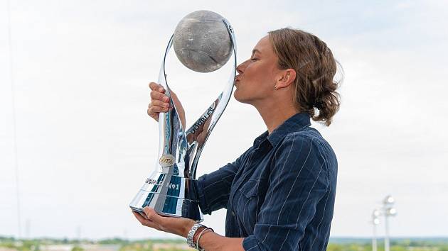 Tenistka Barbora Strýcová s trofejí pro světovou jedničku ve čtyřhře