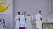 Papež František sloužící bohoslužbu ve slovenském Šaštíně. Dorazilo téměř padesát tisíc věřících a poutníků. Na pódiu je velký kříž, jehož srdce tvoří dřevo z trámů tornádem poškozeného kostela v Moravské Nové Vsi.