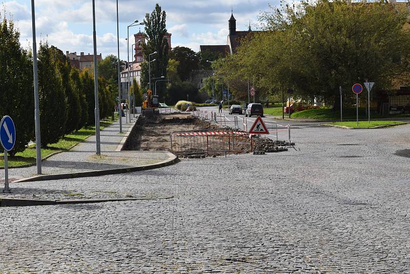 Ulice Marie Pomocné je v rekonstrukci. Jedním z programových bodů SPD je tuto ulici zprůjezdnit pro cesty z města ven. Měl by to být jeden z léků na složitou dopravu, která město trápí.