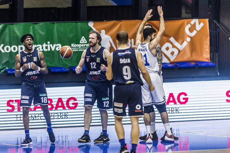 Momentka z utkání basketbalové Kooperativa NBL mezi USK Praha a Děčínem.