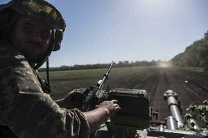 Ukrajinský voják na obrněném vozidle u Doněcku