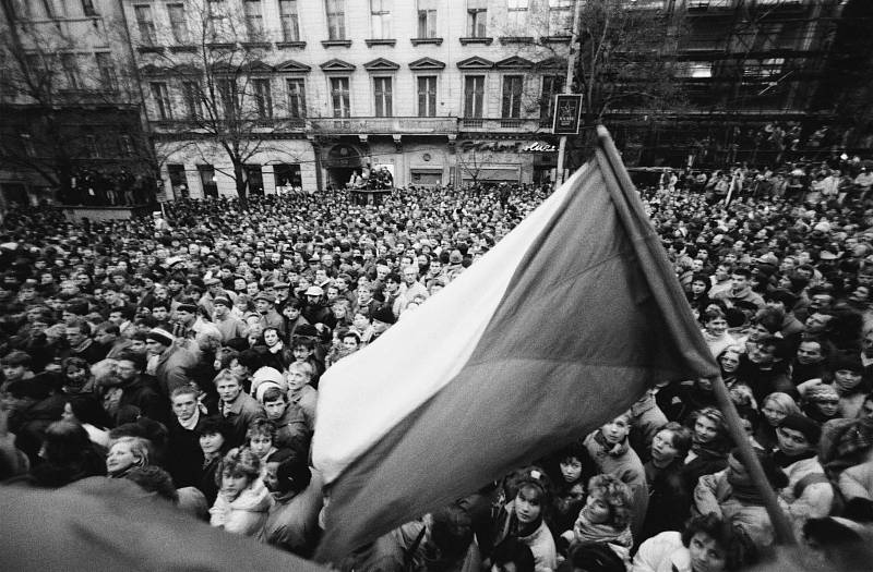 Sametová revoluce - Jak to vypuklo. Euforie a pocit sounáležitosti byly obrovské (Václavské náměstí, 20. listopadu)