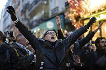 V neděli 19. března 2023 v Paříži demonstranti skandovali hesla