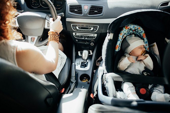 Kdy může dítě sedět v autě vepředu? Klidně od narození. Nezapomeňte ale vypnout airbagy.