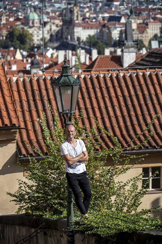 Dalibor Gondík: Běhám teprve deset let. Do čtyřiceti jsem uběhl celkově tak 250 metrů. Nenáviděl jsem to. Takže teď v padesáti to ještě držím na těch dvanácti kilometrech za hodinu. Uvidíme co dál.