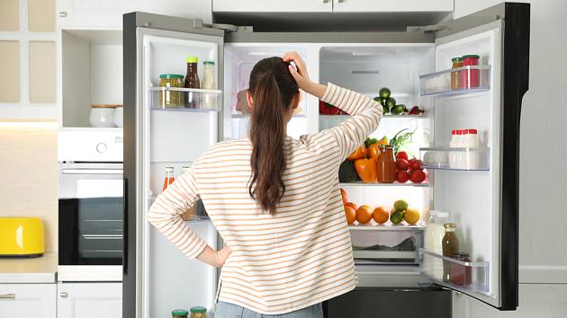 Nepořádek v ledničce není jen estetický problém. Když nemáte přehled o svých zásobách, může se stát, že některým potravinám projde lhůta spotřeby a mohou být zdraví nebezpečné. 