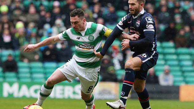 Scott Brown z Celticu (vlevo) proti Ross County.