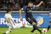 Karim Benzema z Realu Madrid (vpravo) pálí proti Clubu América.