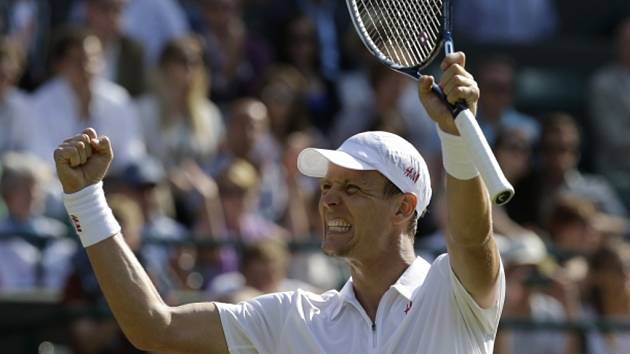 Tomáš Berdych se raduje z postupu do osmifinále Wimbledonu.