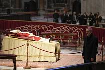 Vystavená rakev se zesnulým emeritním papežem Benediktem XVI. ve vatikánské Svatopetrské bazilice