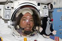 Astronaut Andrew Feustel si do vesmíru vzal postavičku legendárního Krtečka.