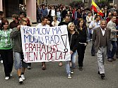 V Moravském Krumlově na Znojemsku se v neděli 25. července 2010 konal protest proti stěhování Slovanské epopeje. Obří plátna malíře Alfonse Muchy by se v pondělí měla začít balit a stěhovat do Prahy, jíž je umělec odkázal.