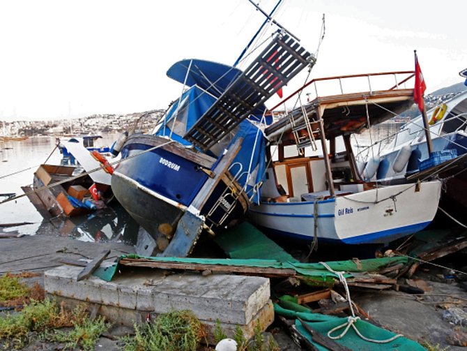 Následky zemětřesení a tsunami na ostrově Kos.