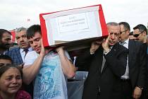 Turecký prezident Recep Tayyip Erdogan na pohřbu turecké ženy, zabité výbuchem bomby