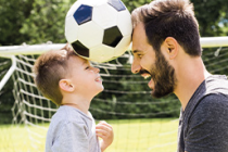 Otec se synem hrají fotbal