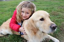 Asistenční pes je pro dítě pomocník i parťák