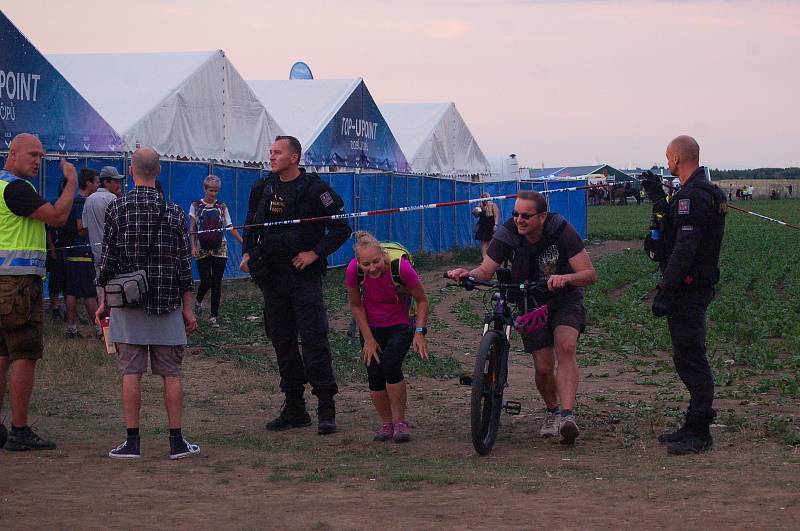 Úrodu na polích přiléhajících k festivalovému areálu před pošlapáním chránili policisté.