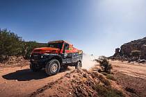Oranžový kamion Iveco si v Maroku poradil s nástrahami náročné soutěže