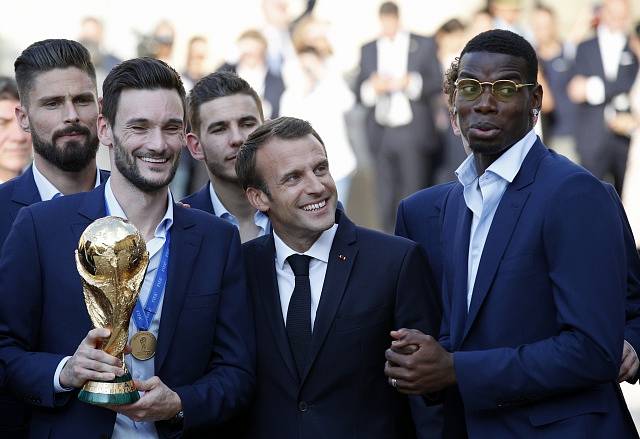 Oslava francouzských fotbalistů s prezidentem Emmanuelem Macronem.