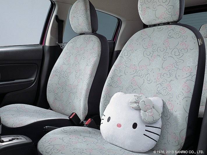 Mitsubishi Mirage ve stylu Hello Kitty.