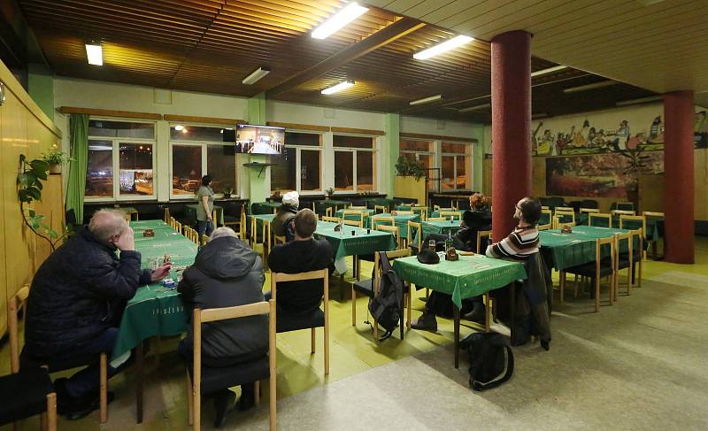 Restaurace v Mostě, kde se natáčel seriál Most a u stolu sedí pán Karel, který byl v komparzu.