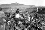 Nagasaki 24. září 1945, šest týdnů po dopadu bomby. Spálený bůžek shlíží z kopce na zničené údolí