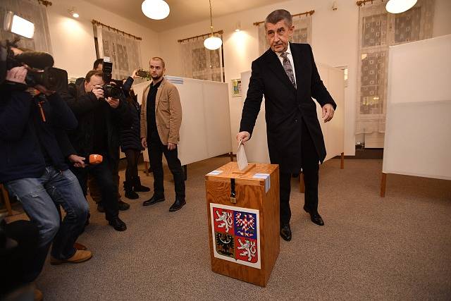 Andrej Babiš ve volební místnosti