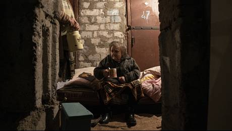 Ukrajinci v Severodoněcku žijí ve sklepích. Řada z nich odmítá rodné město opustit.