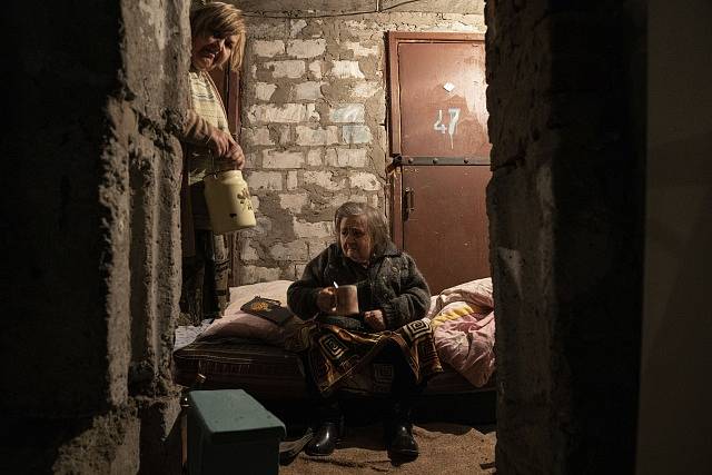 Ukrajinci v okupovaných městech žijí ve sklepích. Řada z nich odmítá rodné město opustit.
