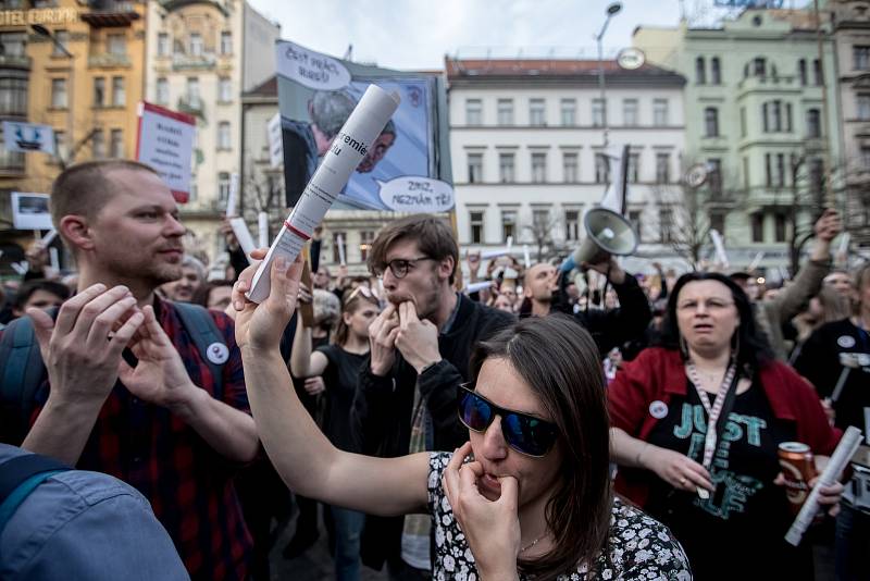 Tisíce lidí protestovaly 9. dubna na pražském Václavském náměstí proti premiérovi Andreji Babišovi.
