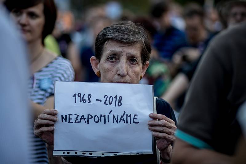 Demonstrace pod názvem "Nezapomínáme. Protestujeme." k 50. výročí okupace armádami Varšavské smlouvy se konala 20. srpna 2018 před ruskou ambasádou v Praze.