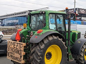 Zemědělci ve čtvrtek před zápasem Evropské ligy mezi Spartou a Liverpoolem zablokovali Letnou