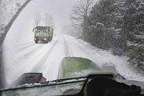 Sněžení na silnici. Ilustrační snímek
