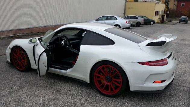 Stále nejluxusnějším vozem v nabídce "státního autobazaru" je Porsche 911 GT3