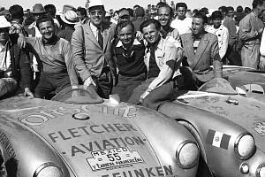 Jaroslav Juhan s dalšími členy závodního týmu Porsche. Je na snímku čtvrtý zleva.