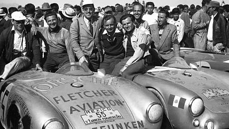 Jaroslav Juhan s dalšími členy závodního týmu Porsche. Je na snímku čtvrtý zleva.