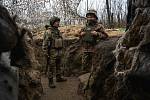 Ukrajinští vojáci v zákopech v Donbasu v prvních měsících války