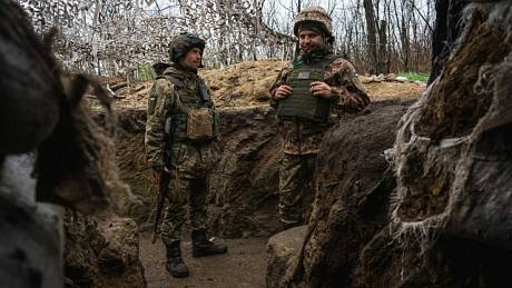 Ukrajinští vojáci v zákopech v Donbasu.