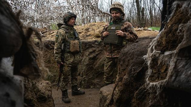 Ukrajinští vojáci v zákopech v Donbasu